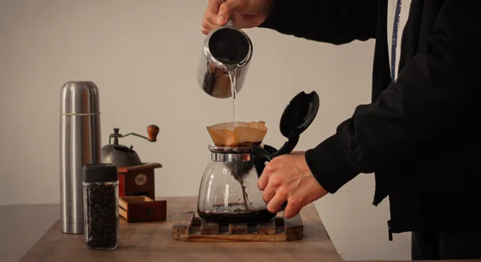 How to Use a Compact Immersion-Pressure Brewer